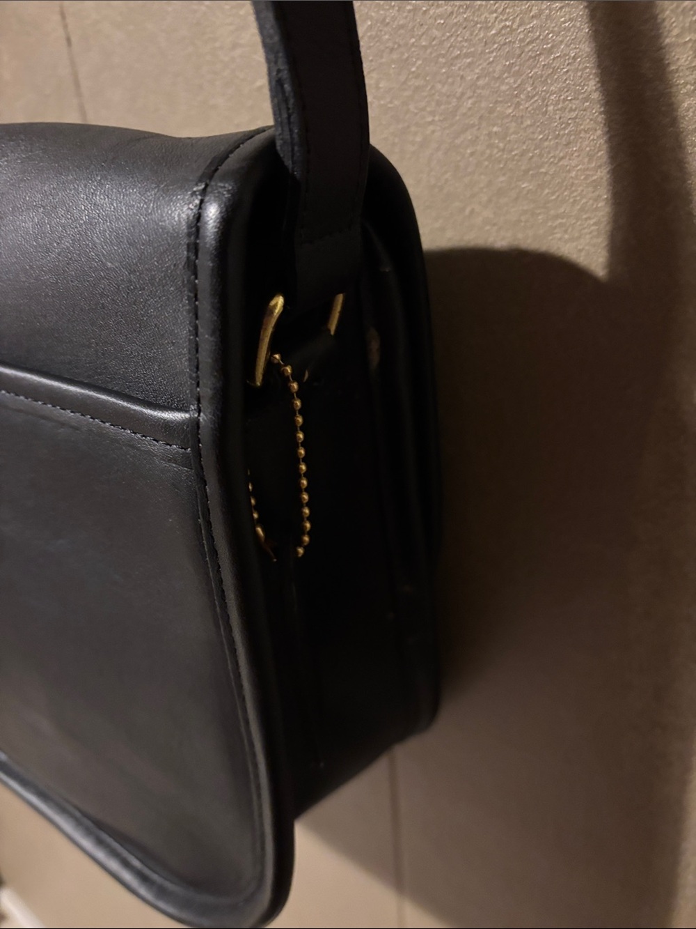 Vintage Coach City Bag Black Leather Crossbody Bag with Gold Turn-Lock - Picture 8 of 12